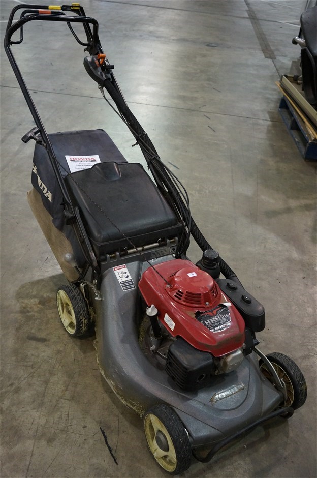 Lawn mower, Honda, Model HRU216, 4stroke petrol engine, pull start