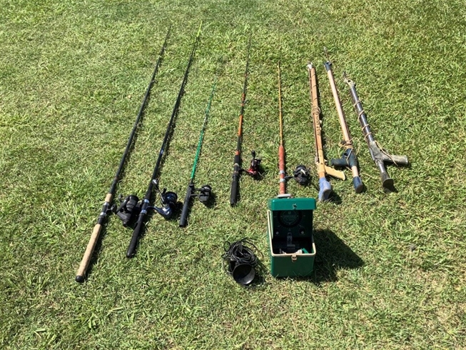 Vintage fishing rods, spearguns & depth sounder Auction (0014-7036261)